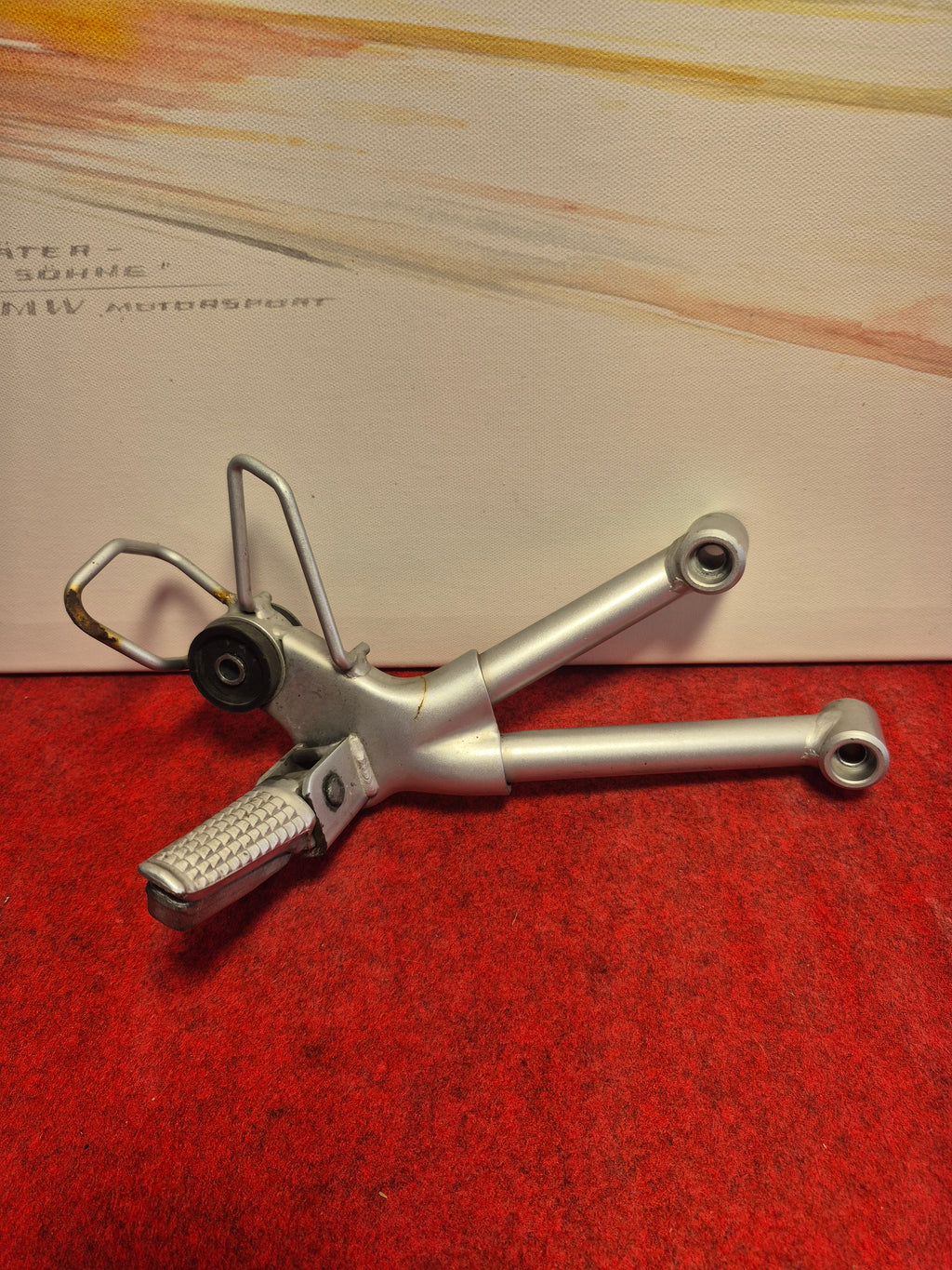 PLATINE REPOSE PIED PASSAGER - CÔTE DROIT - BANDIT 600