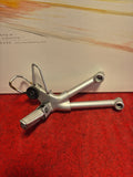 PLATINE REPOSE PIED PASSAGER - CÔTE DROIT - BANDIT 600