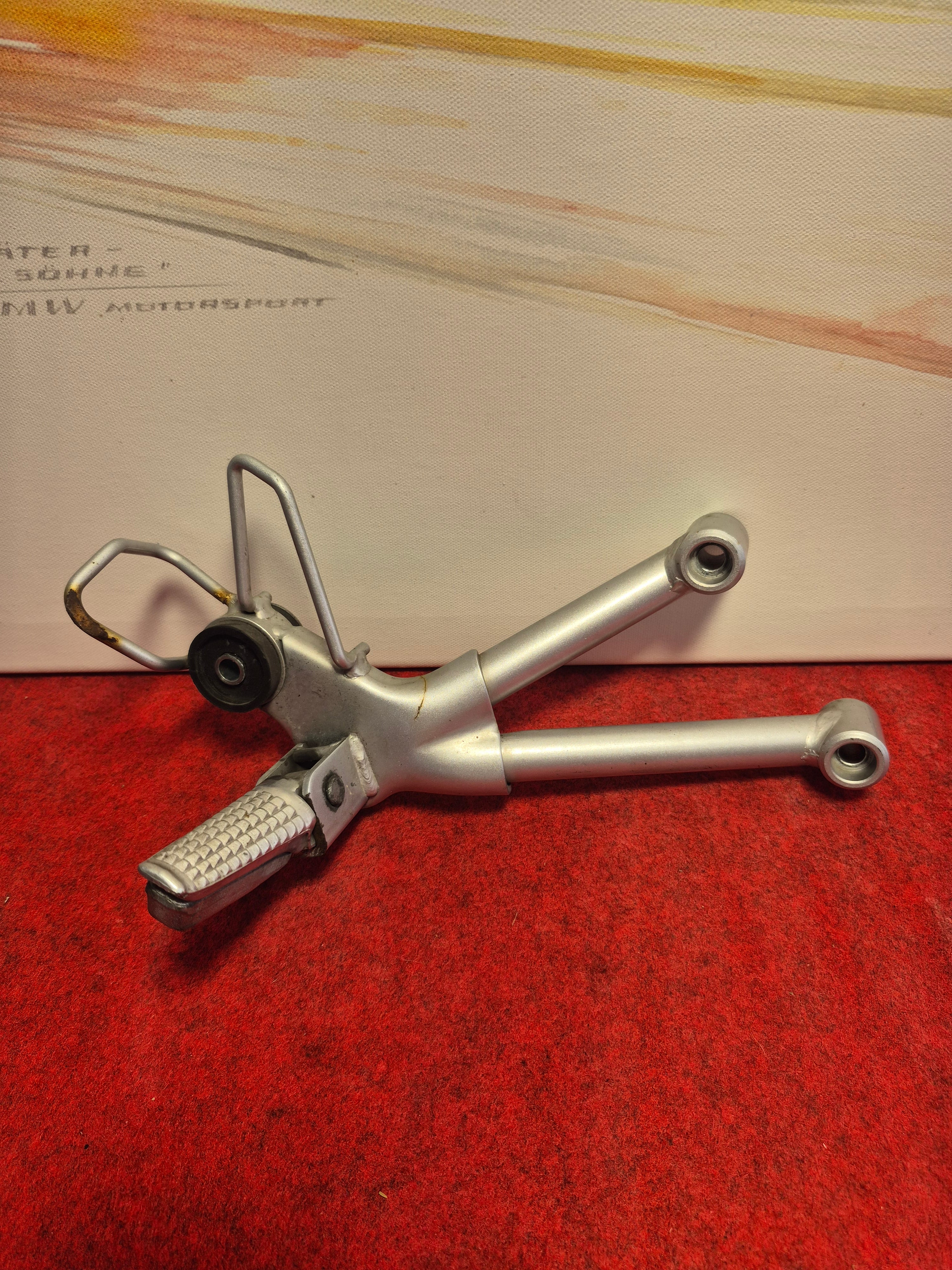 PLATINE REPOSE PIED PASSAGER - CÔTE DROIT - BANDIT 600